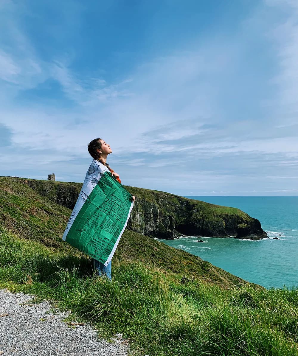 Student observing the Irish coastal landscape during a school program in Ireland, combining everyday life, school experience and local discovery.