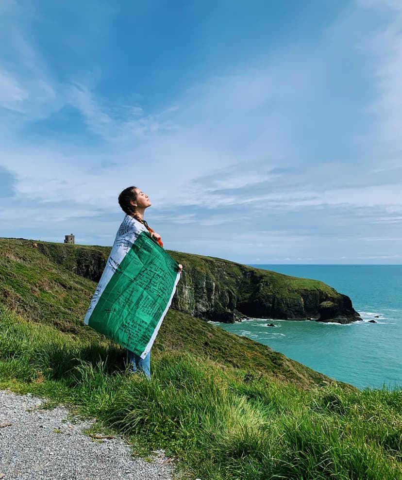 Student observing the Irish coastal landscape during a school program in Ireland, combining everyday life, school experience and local discovery.
