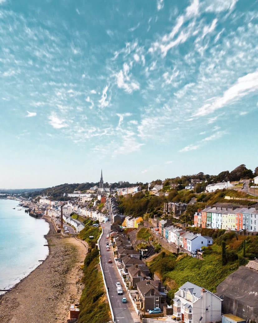 View of an Irish coastal town during a school year in Ireland, discovering the Irish school system and local daily life.