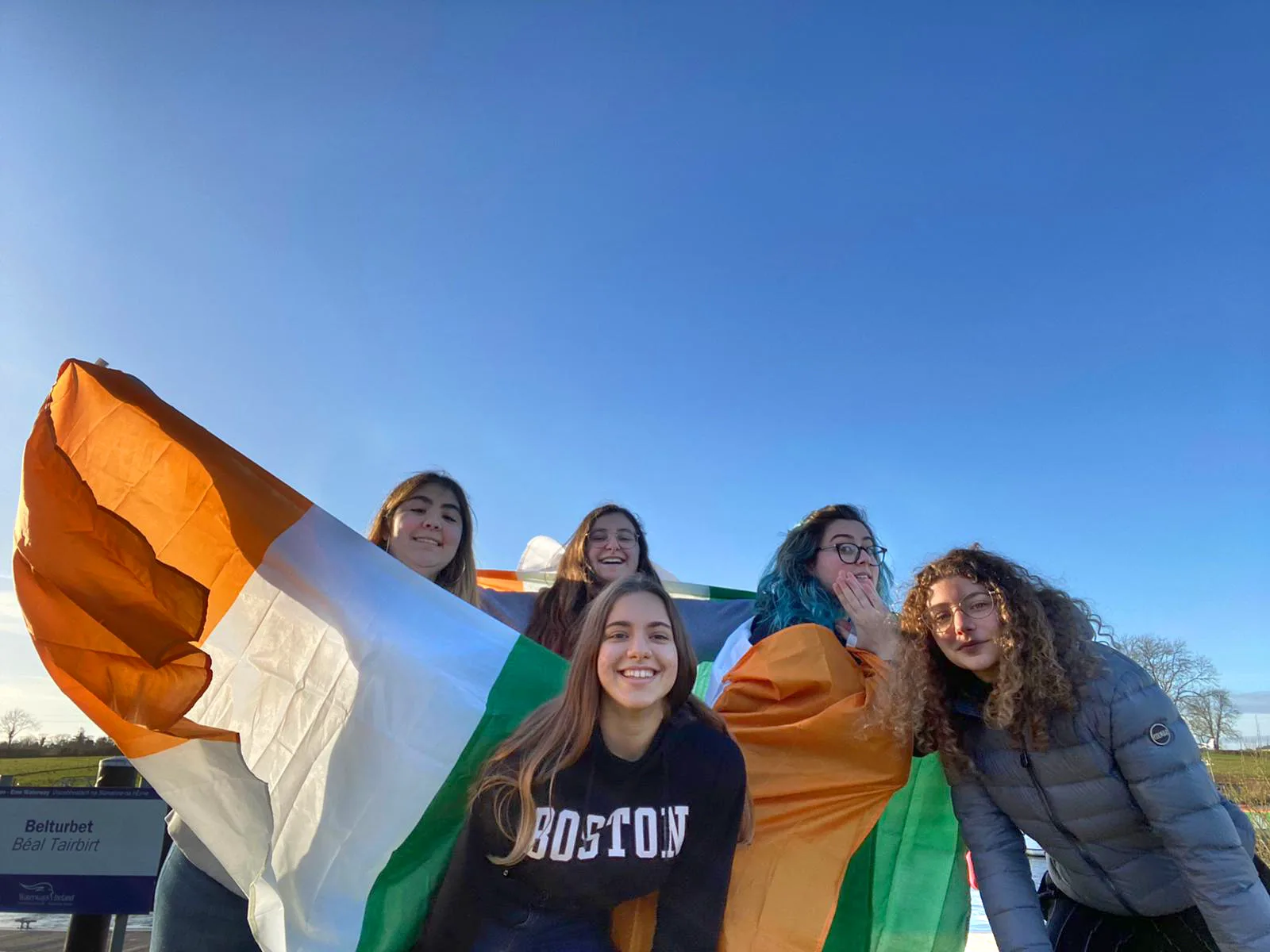 Female students with the Irish flag during a school exchange year, combining school experience, new friendships and everyday life in Ireland.