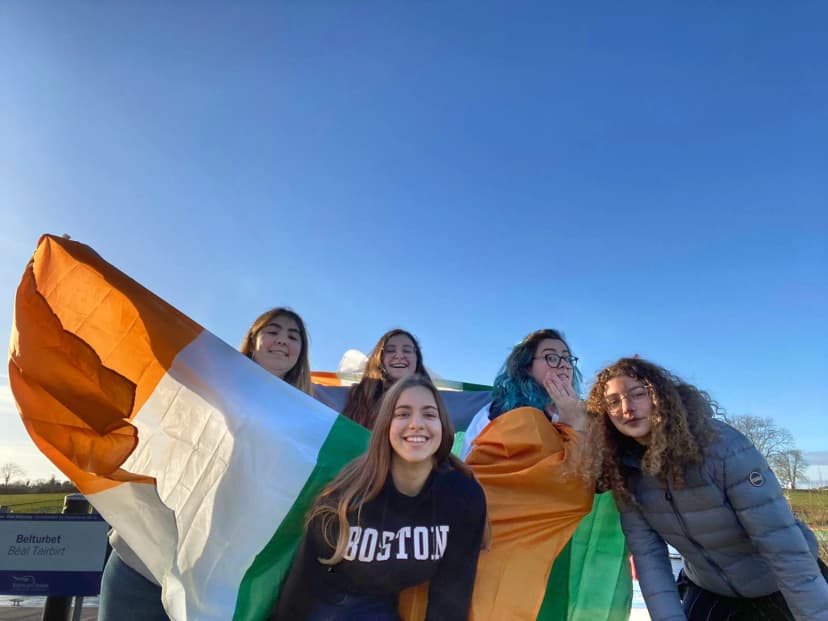 Female students with the Irish flag during a school exchange year, combining school experience, new friendships and everyday life in Ireland.