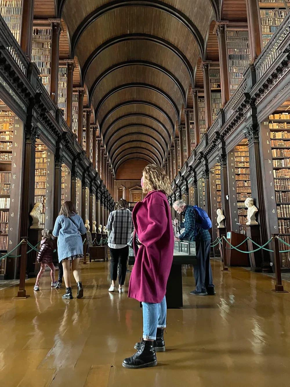 Studentessa nella biblioteca di Dublino durante un anno all’estero in Irlanda, tra esperienza scolastica, studio e scoperta culturale.